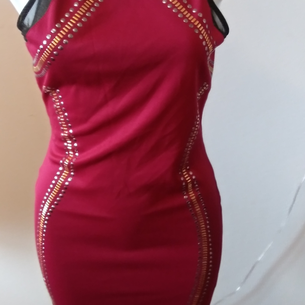 Event l red sheer back and arms gold silhouette de
